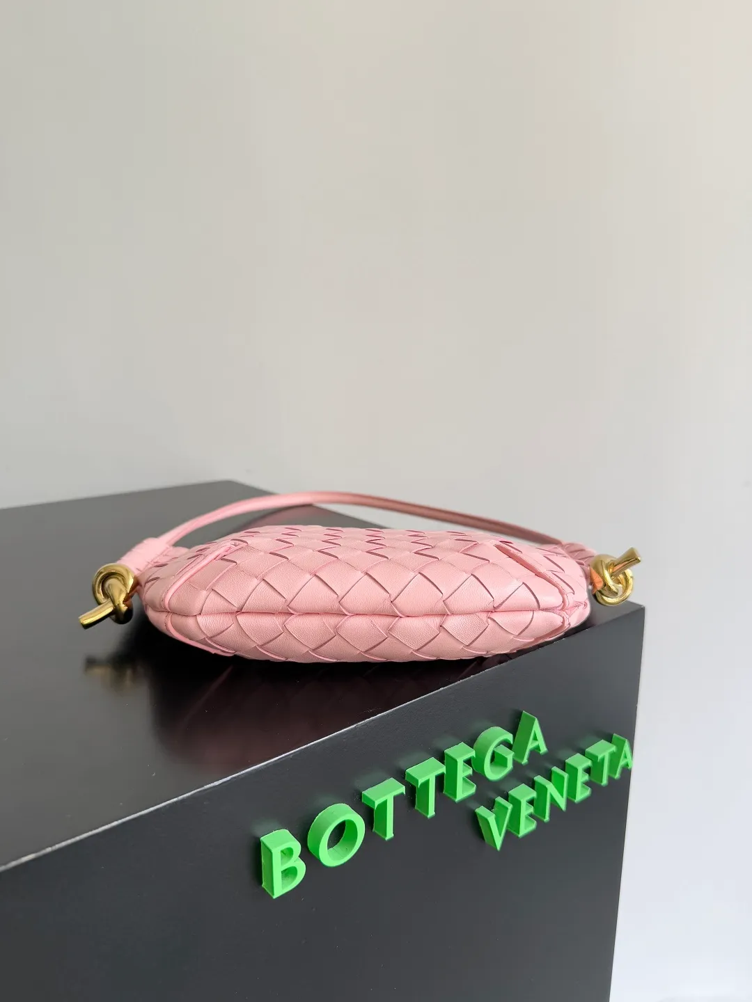 Batch 1660 BVMini Solstce's latest armpit bag, with a relaxed feel in summer. It's really cute. Knot metal knots are decorated on both sides to add interest. BV's recent soul elements are not found in every bag. Compared with the other two sizes, this mini is more elegant and refined. Niche personality 🉑Salt🉑Sweet Style number: 796378 Size: 28*18*depth 5cm